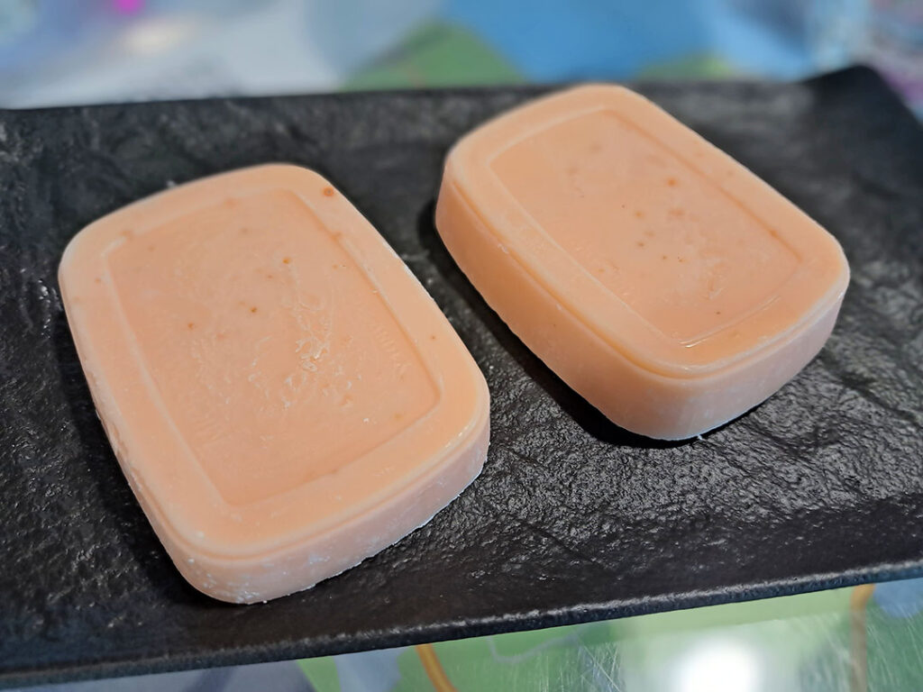 In de zeep van kippenvet is de kleur van Oranjehoen duidelijk te zien.